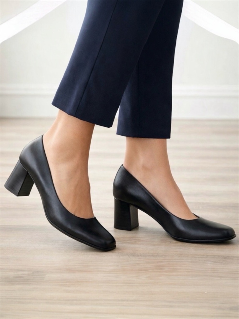 Naturalizer Black Leather Comfort Pumps Size 10M Block Heel Square Toe Size 10M